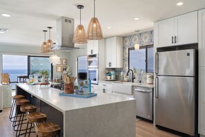 ثلاجة، ميكروويف، فرن، موقد طهي مسطح