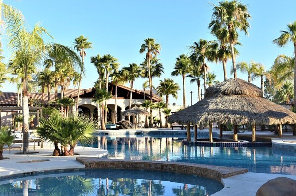 2 piscinas al aire libre, cabañas de piscina gratuitas, tumbonas