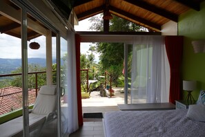 Bungalow – deluxe | Oppholdsområde | En 30-tommers Flatskjerm-TV med kabel-kanaler samt TV