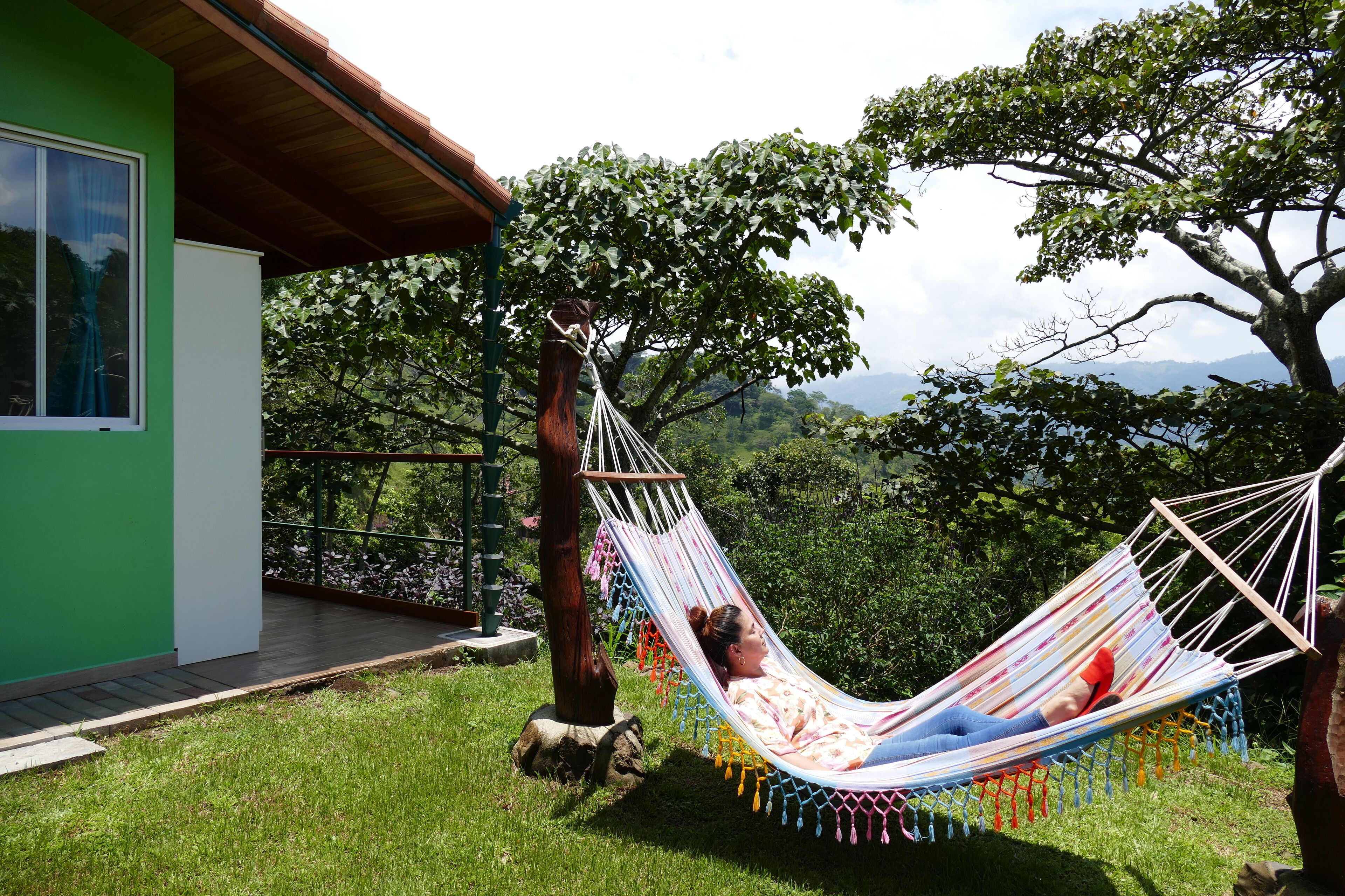 标准平房, 山腰 | 起居区 | 30-英寸纯平电视 （配备有线频道）、电视