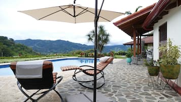 Piscine extérieure, parasols de plage, chaises longues