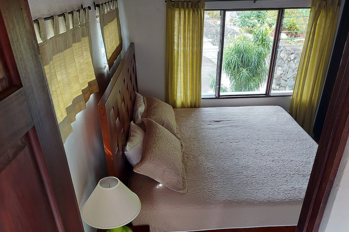 Bungalow Standard, lato giardino | 1 camera, biancheria da letto di alta qualità, copriletto in piuma