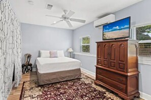 3 makuuhuonetta, työpöytä, ilmainen Wi-Fi, vuodevaatteet