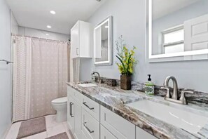 Bañera, toallas, jabón, shampoo