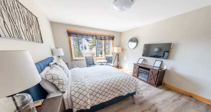 #8/Lakefront view, beach access, hot tub+dogs ok