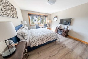 Desk, iron/ironing board, WiFi, bed sheets - #6 Lakeview- Perfect Ski Location!Hot tub, Beach (Kings Beach)