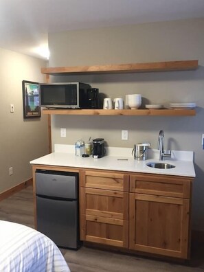 Desk, iron/ironing board, WiFi, bed sheets