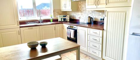 Kjøleskap, mikrobølgeovn, ovn og kokeplater