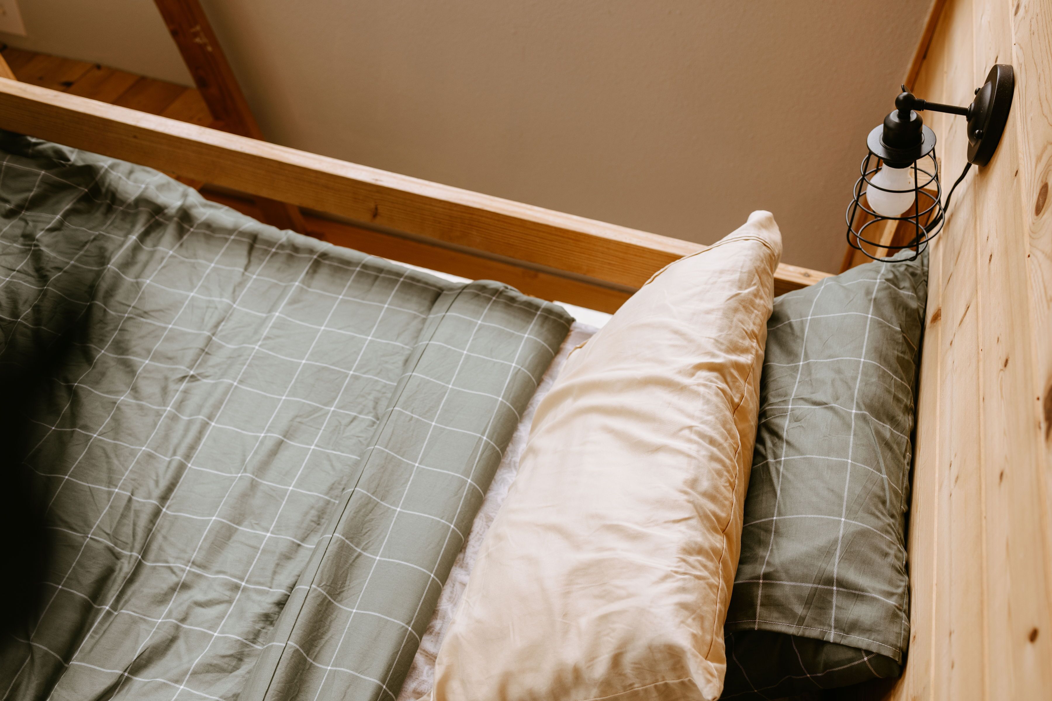 Quaint cabin farm stay with hot tub!