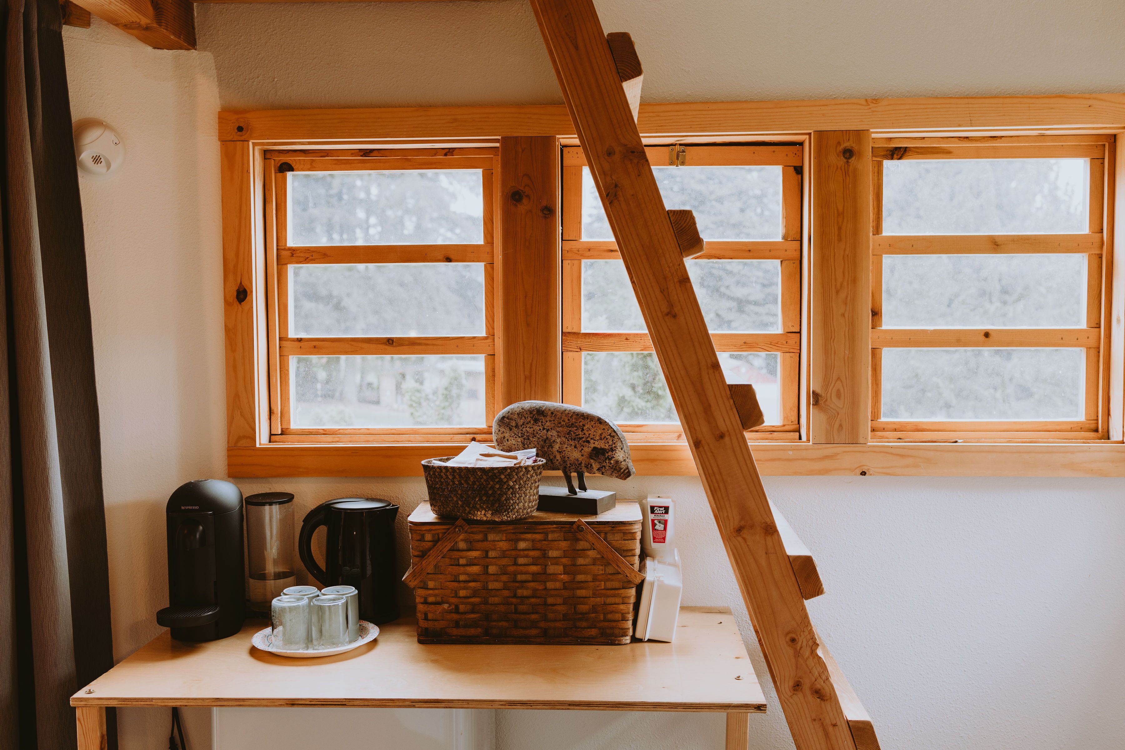 Quaint cabin farm stay with hot tub!