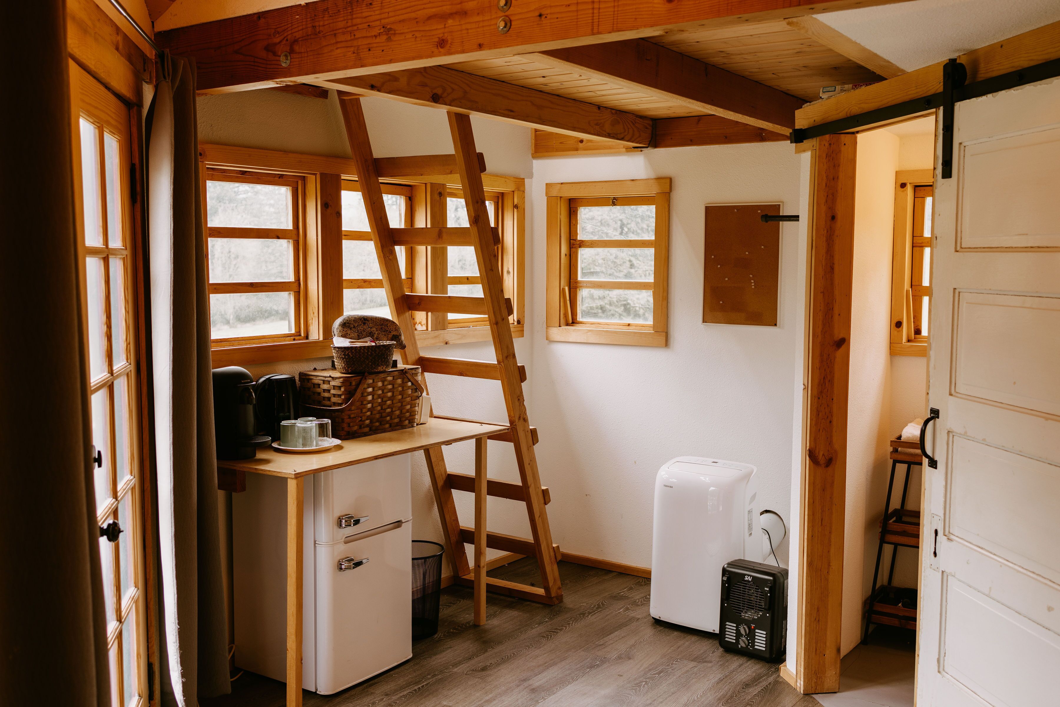 Quaint cabin farm stay with hot tub!