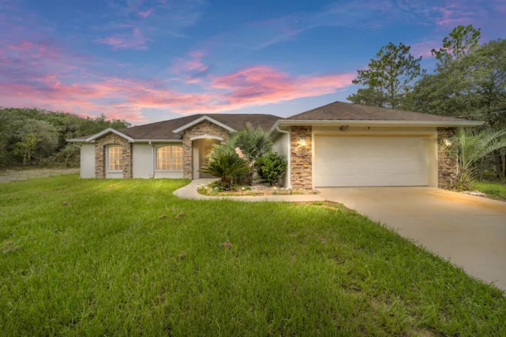 Lovely Pool Home. Sleeps 10. Secluded & Peaceful.