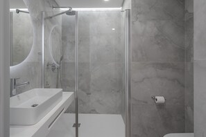 Dusche, Haartrockner, Handtücher