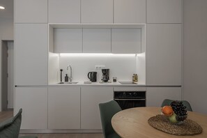 Frigorífic, microones, forn i placa de cuina 