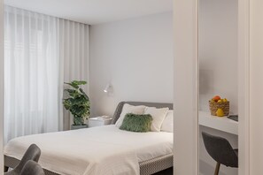 Tabla de planchar con plancha, wifi, ropa de cama