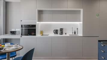 Frigorífico, microondas, horno y placa de cocina