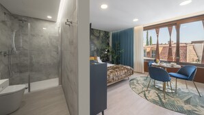 Un baño moderno con ducha envuelta en vidrio, inodoro blanco y bañera.