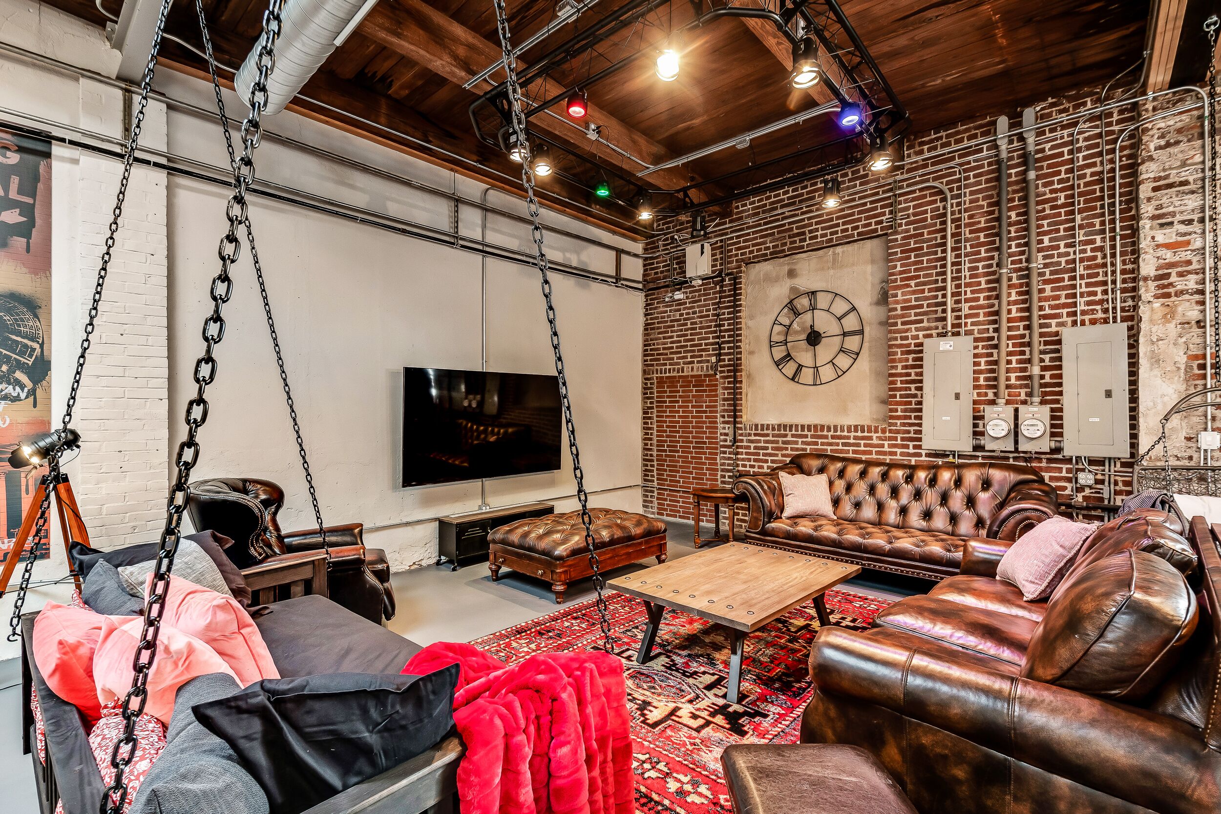 The Firehouse: Unique & Cozy 5B/4Bth +Free Parking