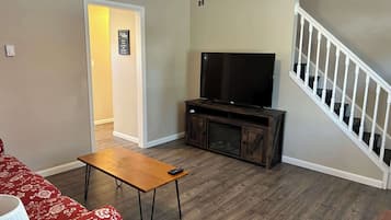 Televisio, takka, työhuone