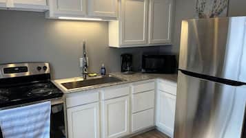 Geladeira, micro-ondas, fogão, cooktop