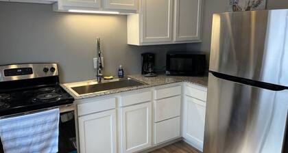 Carter #4, Two bedroom unit near Xavier, Downtown