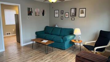 Télévision, cheminée, espaces bureaux