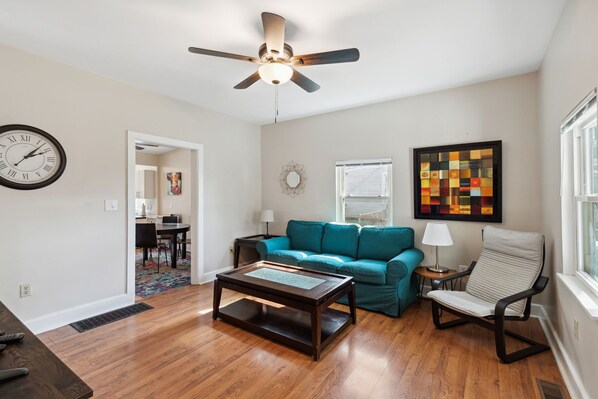 Televisión, chimenea y oficina