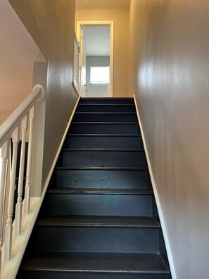 Una escalera con barandilla que conduce a un espacio interior.