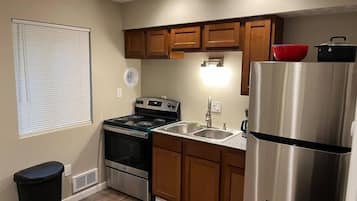 Frigorífico, horno, placa de cocina y cafetera o tetera