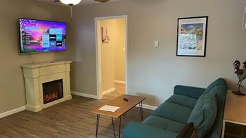 Televisor, llar de foc i oficines