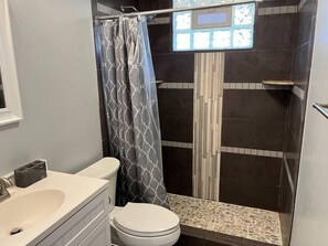 Bathtub, hair dryer - Park Ave 3 Bedroom House walk to Bike Trail (Loveland)