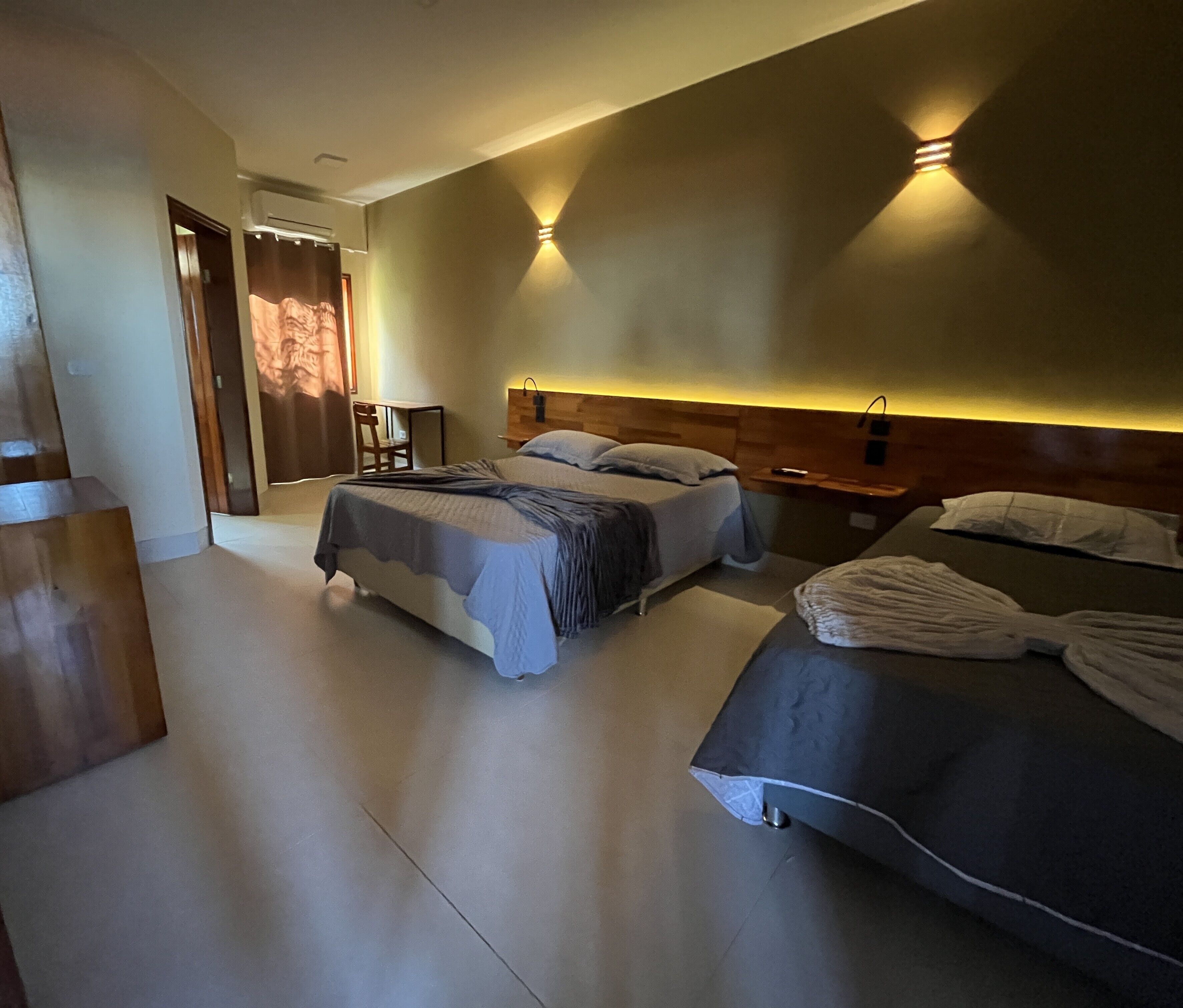 Chambre triple Confort | Minibar, bureau, espace de travail pour ordinateurs portables
