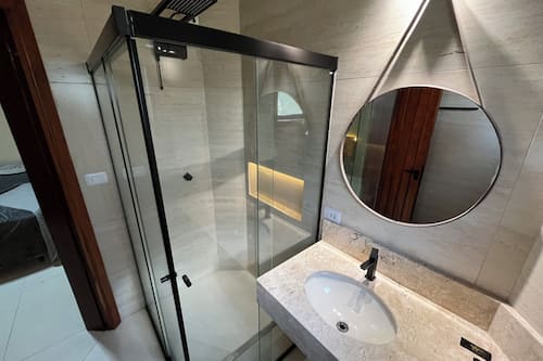 Douche, serviettes fournies