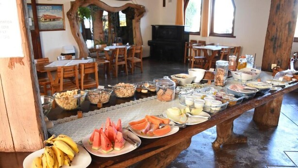 Un buffet proposant une variété de plats et une table en bois.