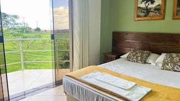 Quarto casal clássico, 1 cama Queen | Frigobar, escrivaninha, espaço de trabalho para notebook