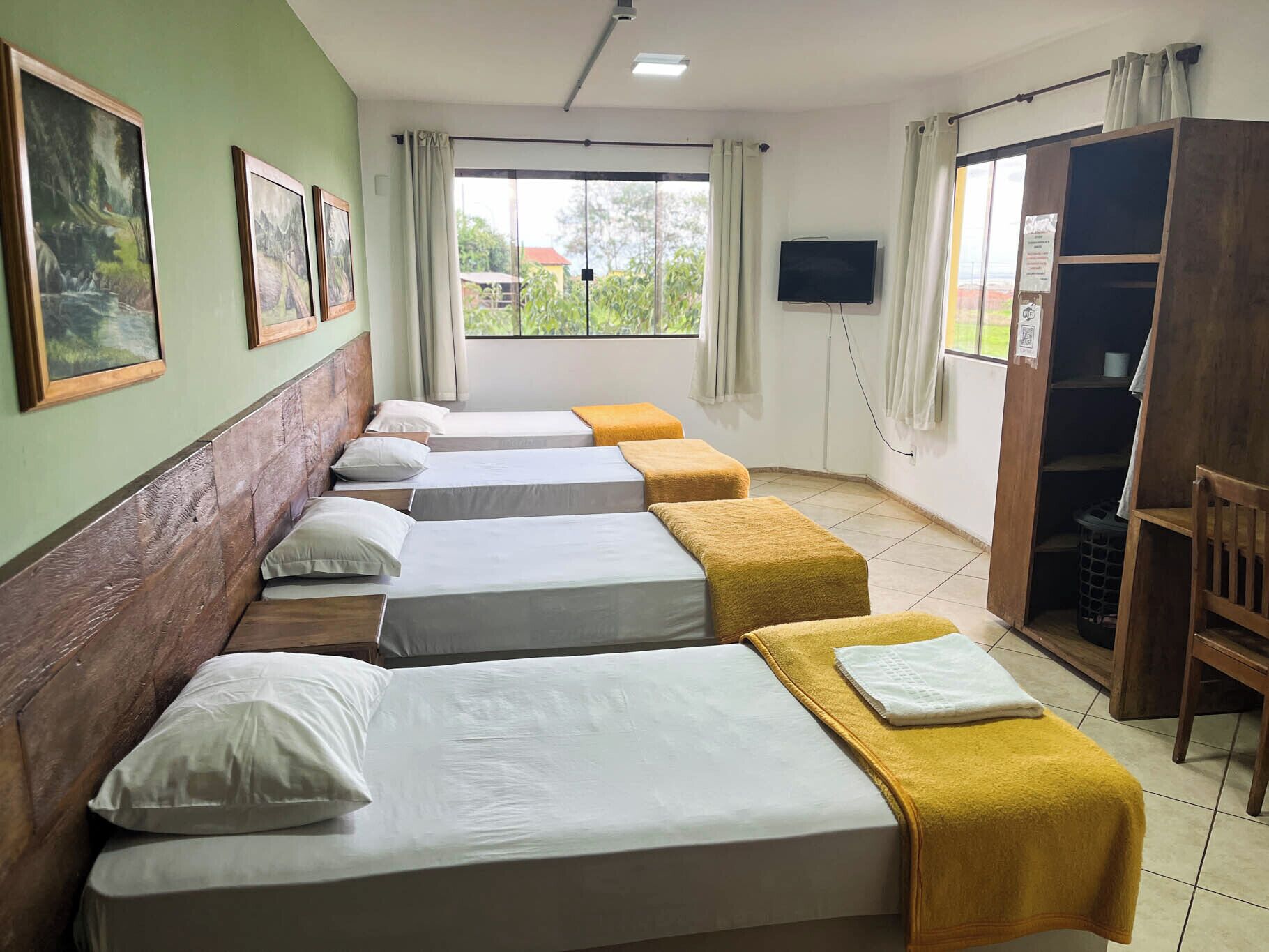 Neljän hengen standard-huone, useita sänkyjä | Minibaari, työpöytä, silitysrauta/-lauta, ilmainen Wi-Fi