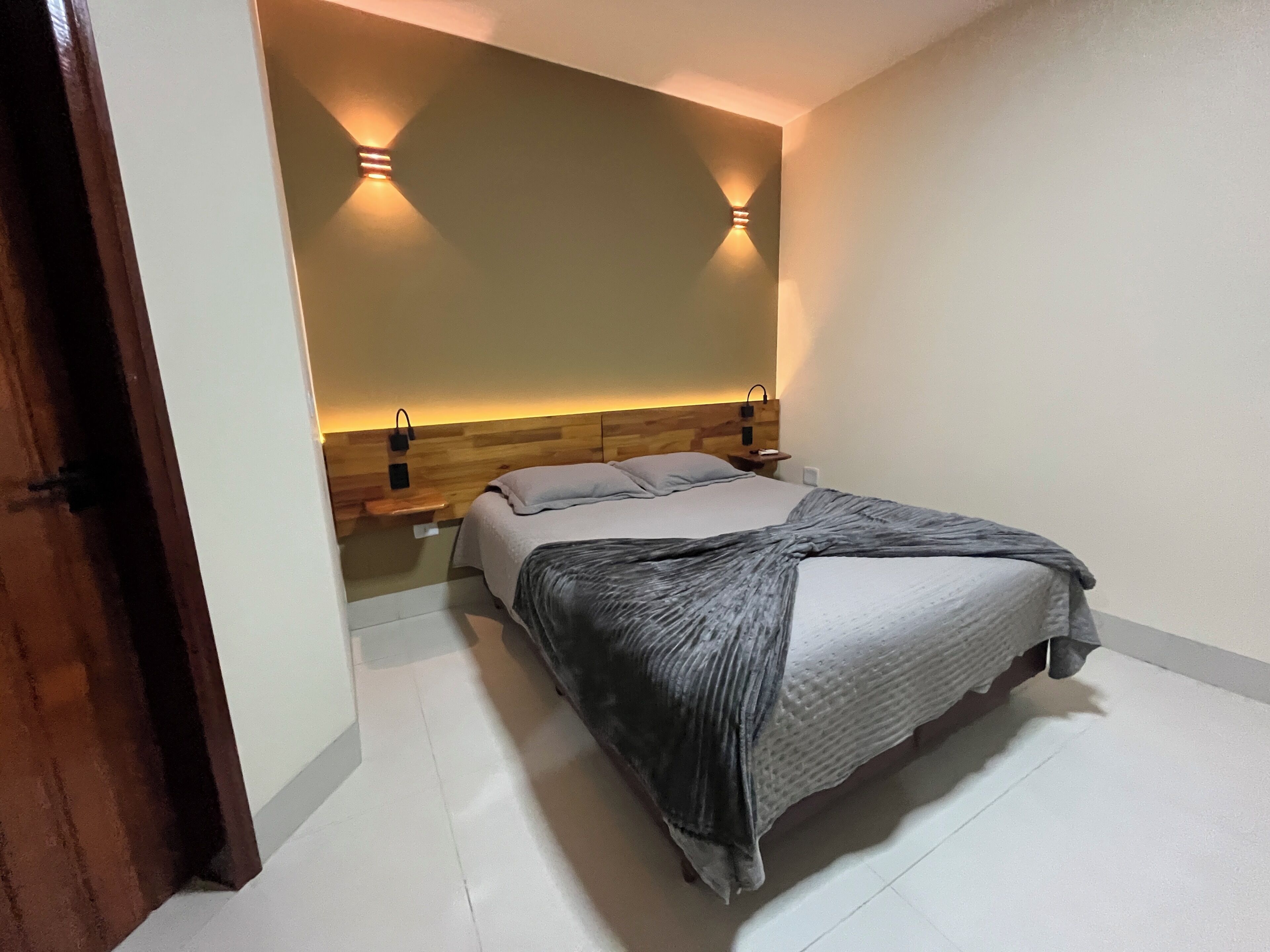 Chambre Confort double, 1 grand lit | Minibar, bureau, espace de travail pour ordinateurs portables
