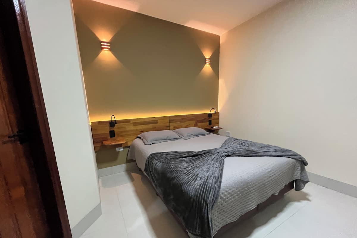 Chambre Confort double, 1 grand lit | Minibar, bureau, espace de travail pour ordinateurs portables