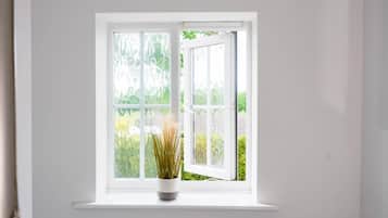 3 kamar tidur, ruang kerja ramah laptop, dan setrika/meja setrika