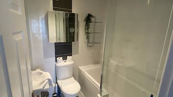 Kombinasi shower/bathtub, pengering rambut, dan handuk