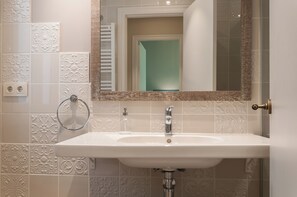 Een douche, een haardroger, handdoeken, zeep