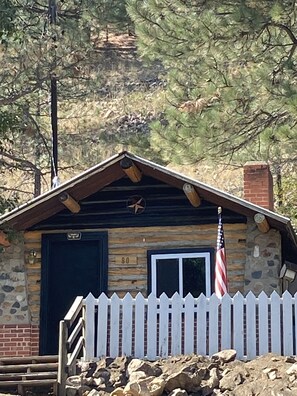 Exterior - Cozy Cabin (Clancy)