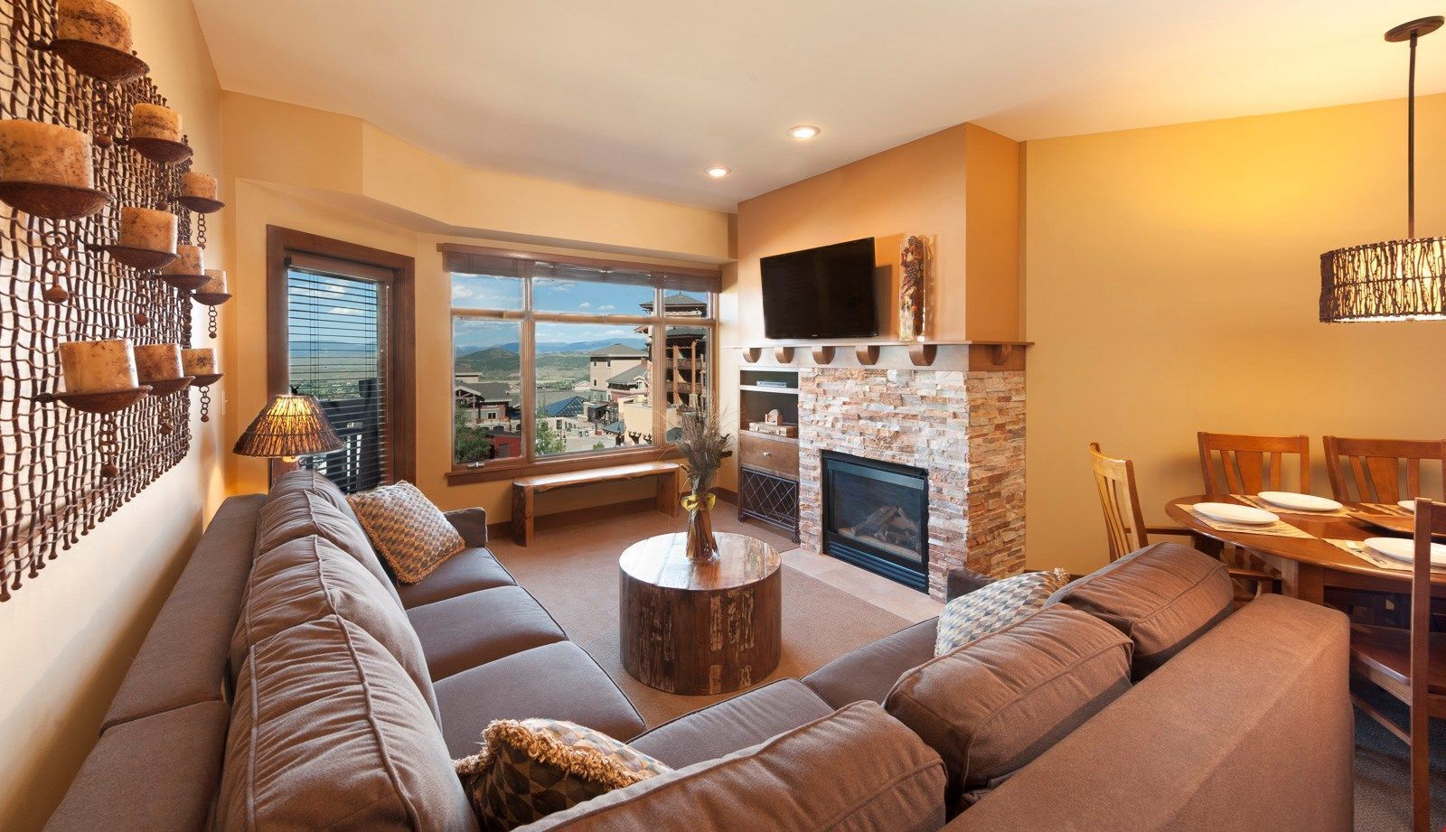 電視、壁爐、DVD 播放機