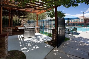 Outdoor dining - Cozy and Laptop-friendly Studio | Pool & Gym. (Centennial)