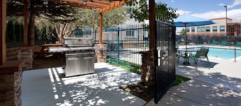 Cozy and Laptop-friendly Studio | Pool & Gym.