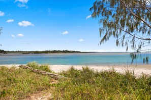 Rannalla, aurinkotuoleja, rantapyyhkeitä