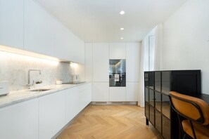 Kühlschrank, Mikrowelle, Ofen, Herdplatte