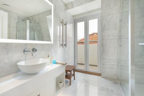 Shower, hair dryer, towels - GuestReady - Modern and exquisite apt near Estrela (Lisbon)