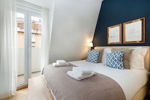 2 عدّة غرف نوم وخدمة الإنترنت وملاءات أسرّة