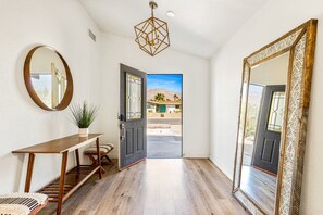 4 habitaciones, escritorio, tabla de planchar con plancha y wifi